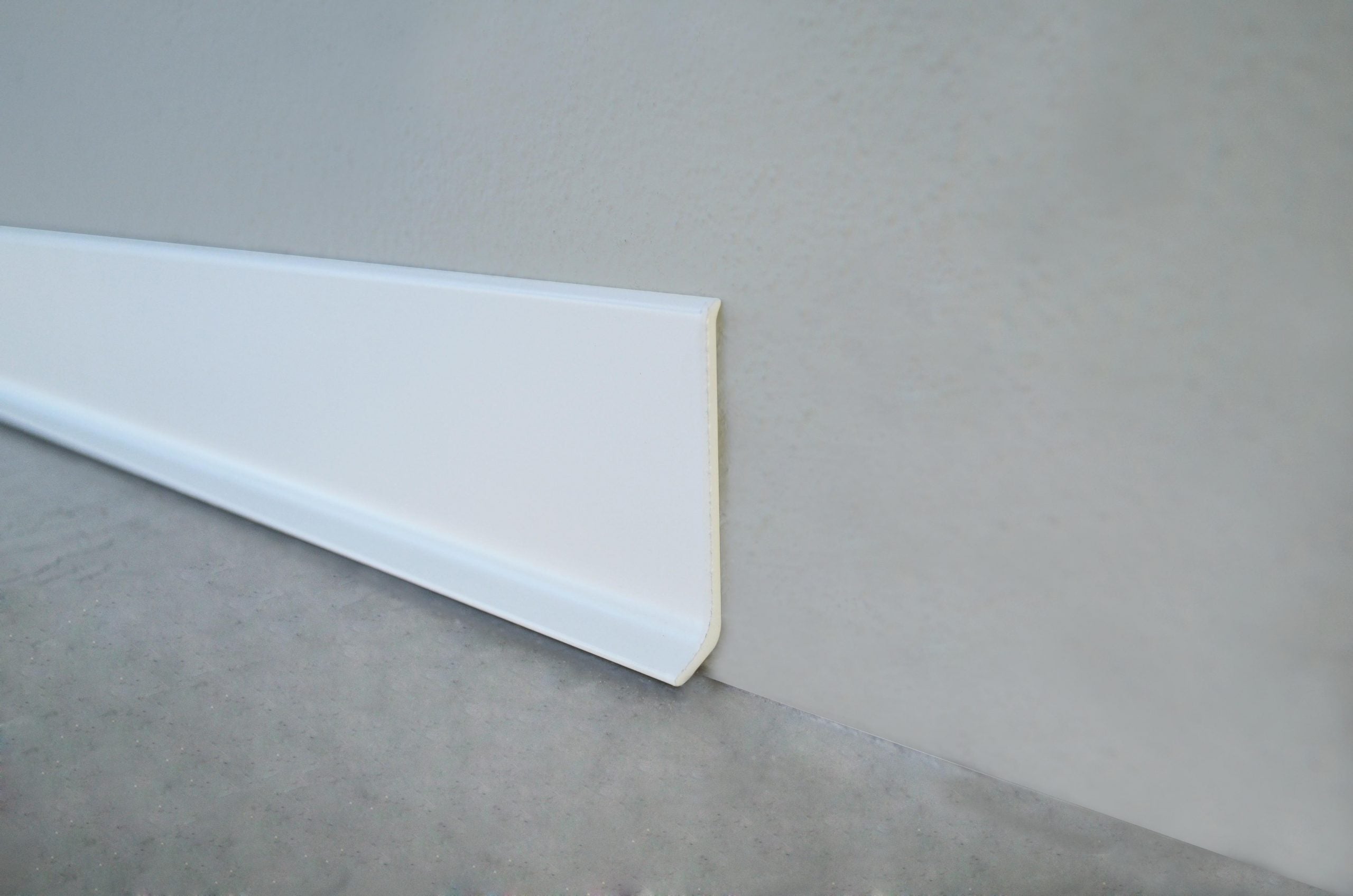 Plinta alba din aluminiu pentru perete BA600AM1