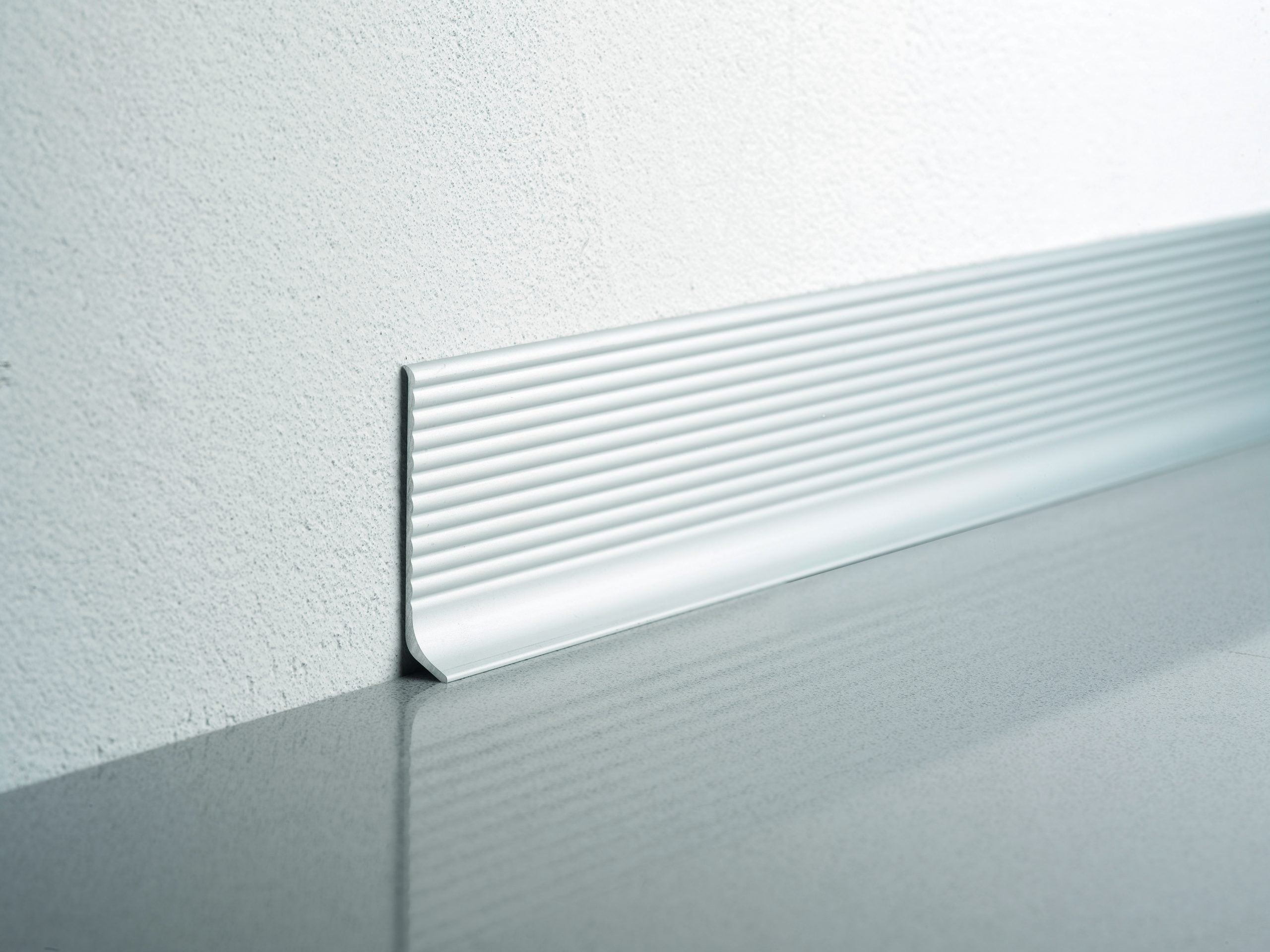 Plinta-aluminiu-cu-striatii-Profilitec-BAR600ASN